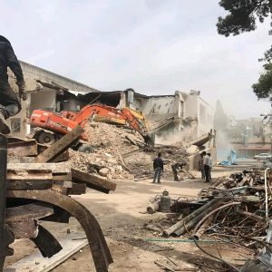 تخریب ساختمان در تهران با بیل مکانیکی