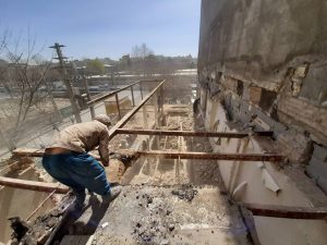 تخریب ساختمان کلنگی در تهران